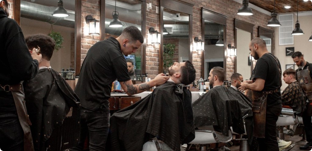 Equipo de barbería atendiendo clientes